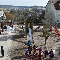 Buntes Faschingstreiben im Garten 